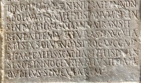 Lápidas de mármol a los pies de la Giralda (2): 