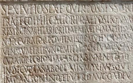 Lápidas de mármol a los pies de la Giralda (2): 