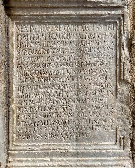 Lápidas de mármol a los pies de la Giralda (2): 