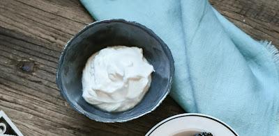 Labneh en un recipiente azul