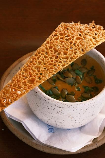 Crema de calabaza y guisantes con pipas de calabaza y crujiente