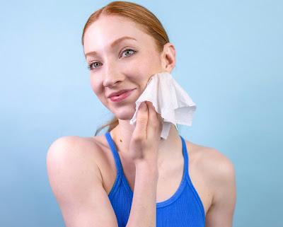 Mujer desmaquillándose con una toallita