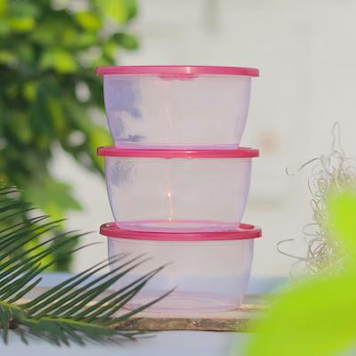 Envases con tapas de plástico de color rojo Envases con tapas de plástico de color rojo