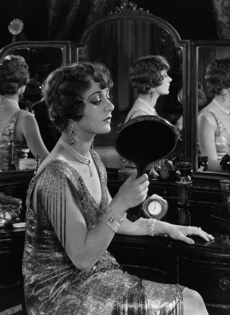 Vanidad: ese espejo que siempre devuelve una imagen sedienta de aprobación.