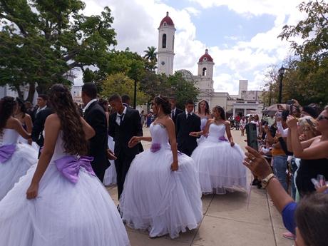Quince años entre princesas y galanes