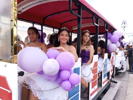 Quince años entre princesas y galanes