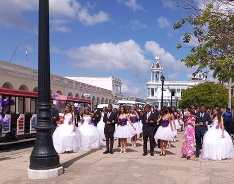 Quince años entre princesas y galanes