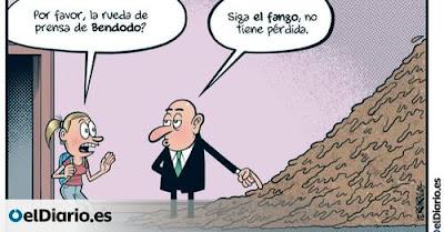 Perros y coches contra un toro en Guadalajara. Perros y coches contra un toro en Guadalajara.