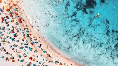 La masificación en el mar balear devora los ecosistemas y las playas