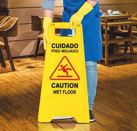 Cómo usar señales de piso mojado en el hogar para evitar accidentes comunes