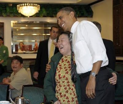 Admiradora le  agarra el trasero  a Obama