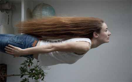 Cristina Lucas 'Peinado para mujer voladora', 2011. Fotografía color siliconada bajo metacrilato.