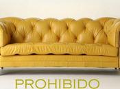 sofá amarillo Prohibido fútbol.