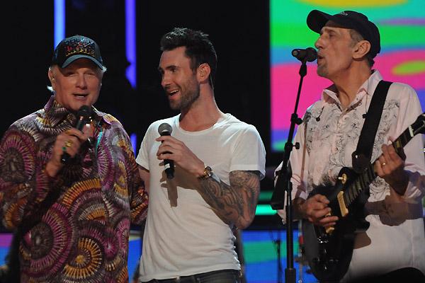 Surf y duelo de rock en los Grammy