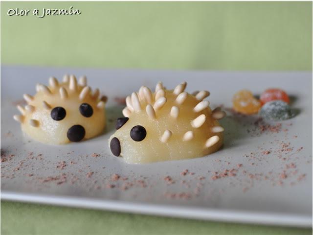 Erizos de pera, piñones y chocolate