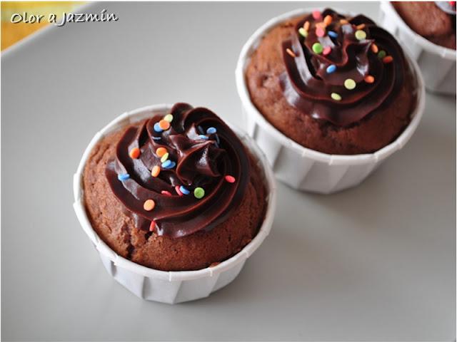 Magdalenas de chocolate con pepitas de chocolate