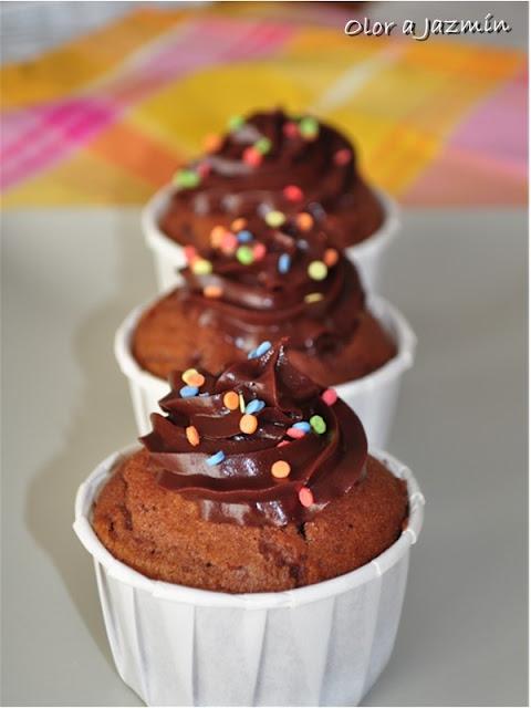 Magdalenas de chocolate con pepitas de chocolate