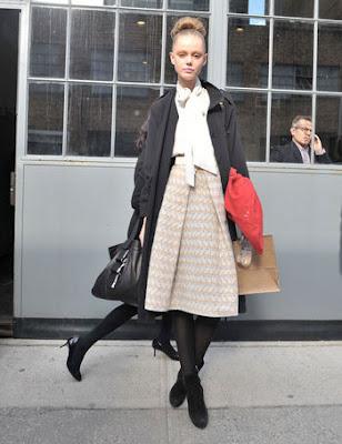 Mi falda midi plisada azul klein