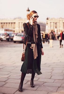 Mi falda midi plisada azul klein