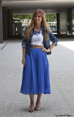 Mi falda midi plisada azul klein