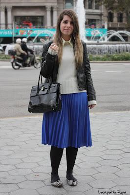 Mi falda midi plisada azul klein