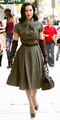 Mi falda midi plisada azul klein