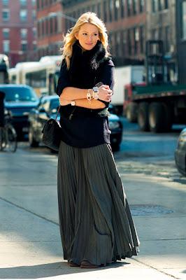 Mi falda midi plisada azul klein