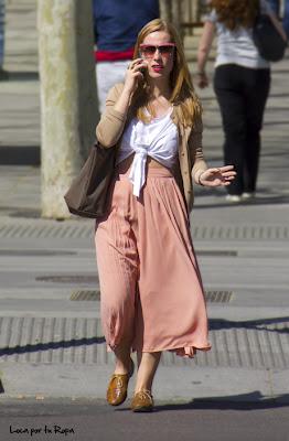 Mi falda midi plisada azul klein