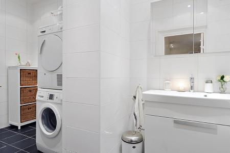 Cuartos de baño con lavadora pisos suecos decoración loundry room lavadora secadora decoración lavadora cuarto de baño lavadora estilo nórdico diseño de interiores nórdico decoración nórdica decoración escandinava decoración cuartos de baño cuartos de baño nórdicos Cuartos de baño con lavadora cuarto de plancha y lavandería cuarto de la lavadora cabina de ducha decoración