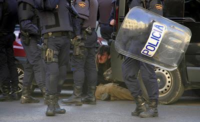 Los 'grises franquistas' han vuelto. Todos somos estudiantes del LLuis Vives Los 'grises franquistas' han vuelto. Todos somos estudiantes del LLuis Vives