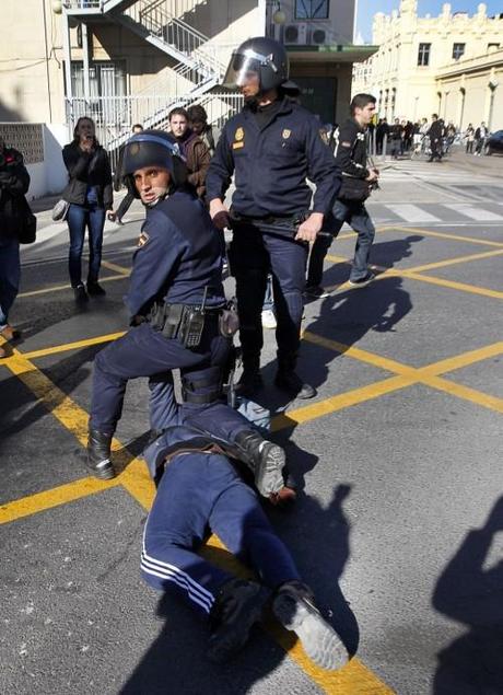 policia nacional detiene a un estudiante menor de edad