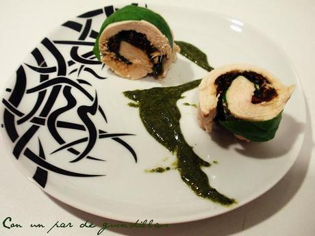 Rollitos de pechuga de pollo con albahaca y tomates confitados