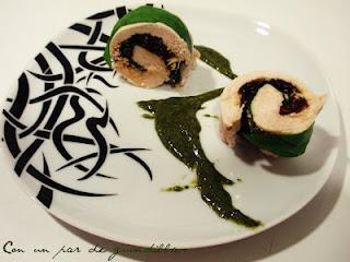Rollitos de pechuga de pollo con albahaca y tomates confitados