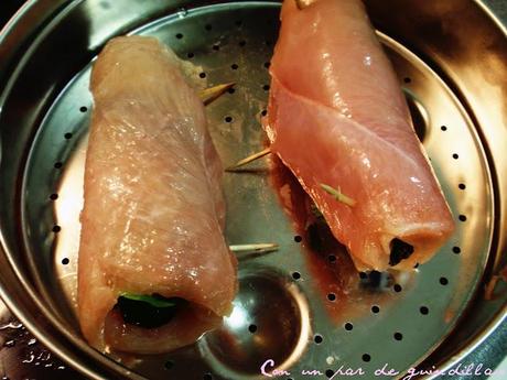 Rollitos de pechuga de pollo con albahaca y tomates confitados Rollitos de pechuga de pollo con albahaca y tomates confitados