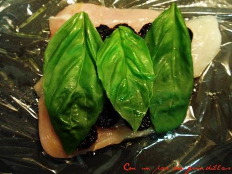 Rollitos de pechuga de pollo con albahaca y tomates confitados Rollitos de pechuga de pollo con albahaca y tomates confitados