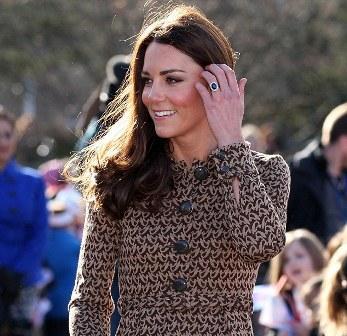 La Duquesa de Cambridge visita Oxford. Consigue su vestido