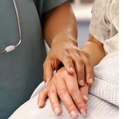 medico paciente El mal manejo del dolor en los pacientes con cáncer