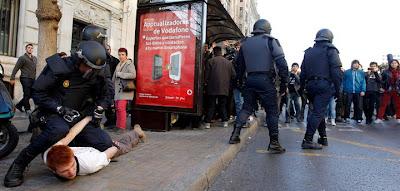 La “furia policial” y los antidisturbios barren Valencia.