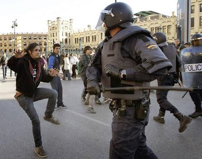 La “furia policial” y los antidisturbios barren Valencia.