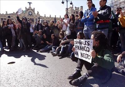 La “furia policial” y los antidisturbios barren Valencia.