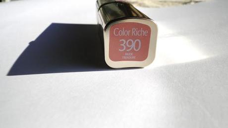 Labios naturalmente dorados.