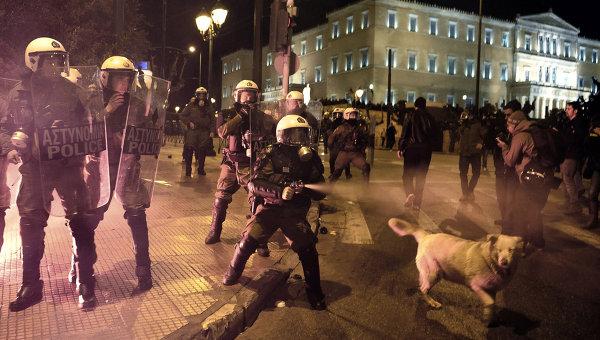 Policía griega detiene a unos 140 participantes en disturbios