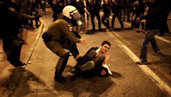 Policía griega detiene a unos 140 participantes en disturbios