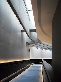 CENTRO DE ARTE CONTEMPORÁNEO MAXXI DE ROMA: CUANDO LA VOLUPTUOSIDAD DE LAS CURVAS SE CONVIERTEN EN ARQUITECTURA.