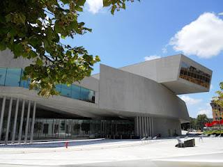 CENTRO DE ARTE CONTEMPORÁNEO MAXXI DE ROMA: CUANDO LA VOLUPTUOSIDAD DE LAS CURVAS SE CONVIERTEN EN ARQUITECTURA.