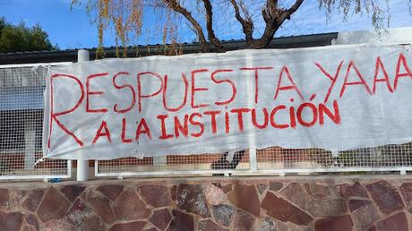 Escuela Primaria 315 de Piedra del Águila ¿Tomada? Escuela Primaria 315 de Piedra del Águila ¿Tomada?