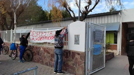 Escuela Primaria 315 de Piedra del Águila ¿Tomada? Escuela Primaria 315 de Piedra del Águila ¿Tomada?