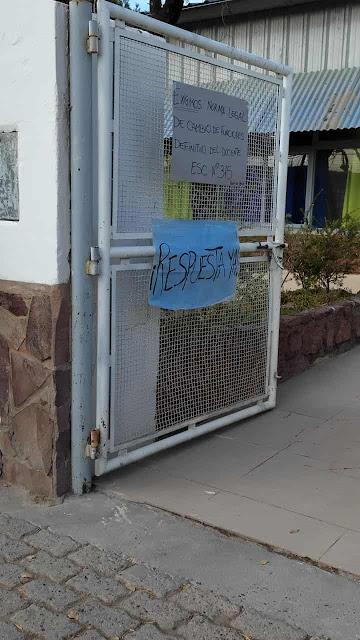 Escuela Primaria 315 de Piedra del Águila ¿Tomada? Escuela Primaria 315 de Piedra del Águila ¿Tomada?