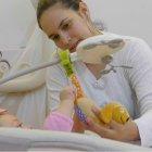 Una mamá con un bebé en la película Valientes