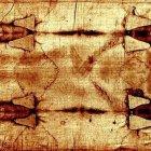 La Sábana Santa es una de las grandes reliquias de la cristiandad. Es una tela de lino que los cristianos creen que cubrió el cuerpo de Cristo.